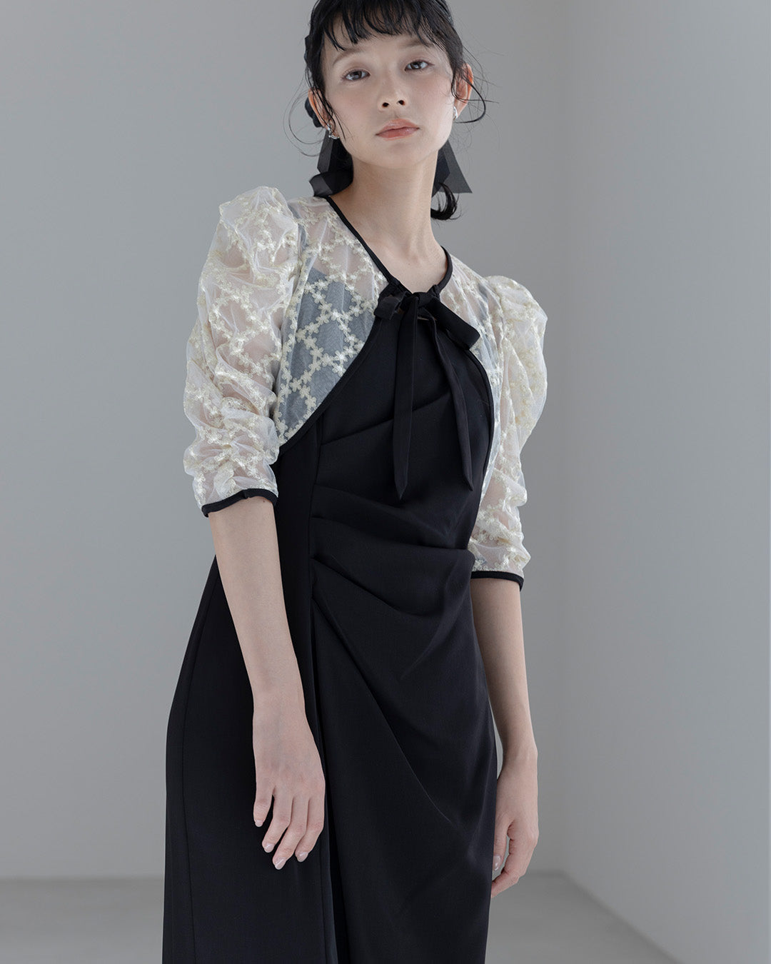 Dorry doll レースボレロ×ドレープドレス as25681 ブラック 全身正面 モデル着用 結婚式・二次会・謝恩会対応フォーマルドレス