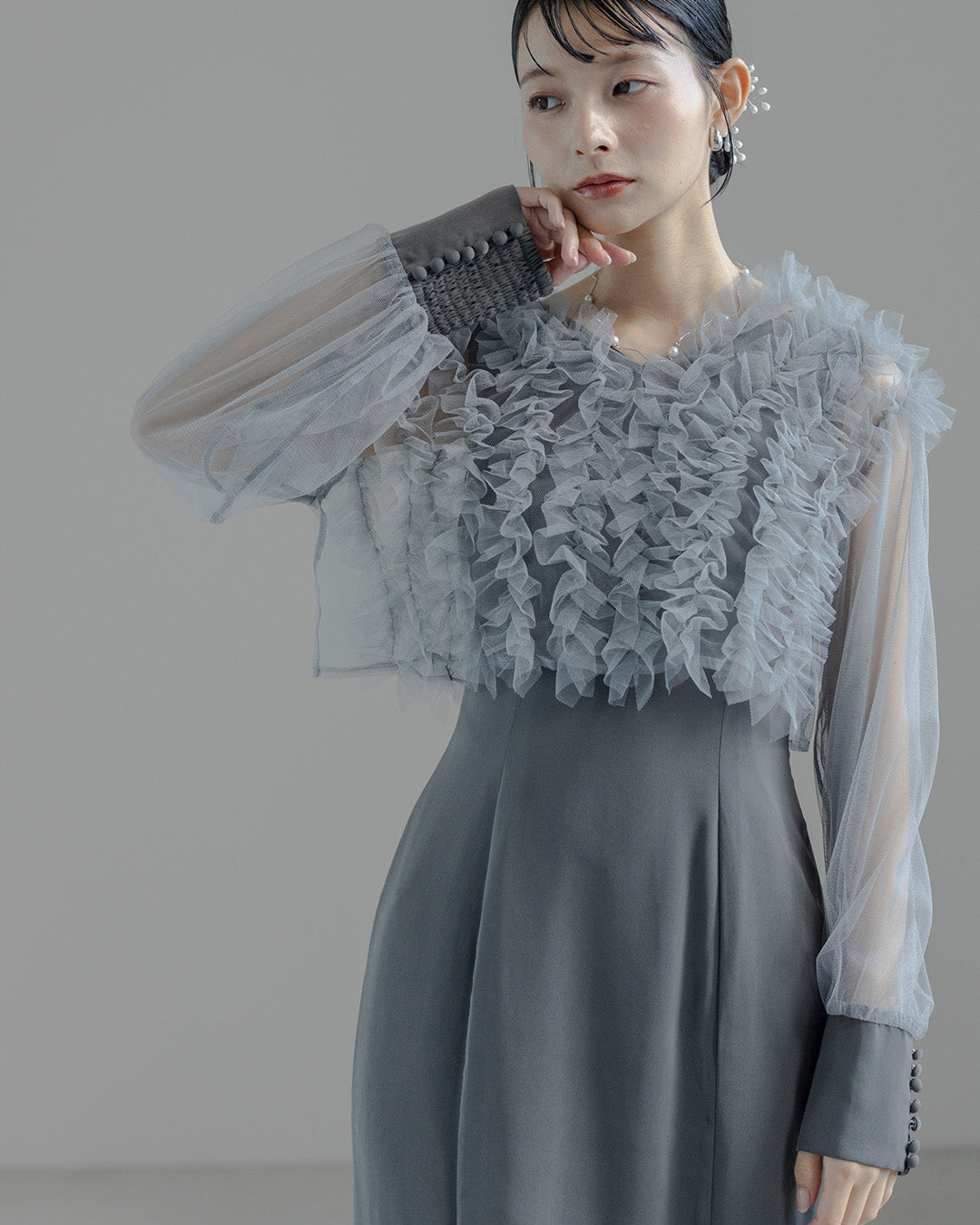 Dorry doll フリルブラウスセットドレス as25682 グレー モデル着用 上半身 フリルチュールブラウス 結婚式・パーティー対応フォーマルドレス