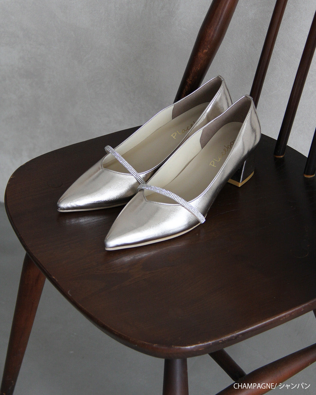 ビジューストラップ付きエナメルチャンキーヒールパンプス co227