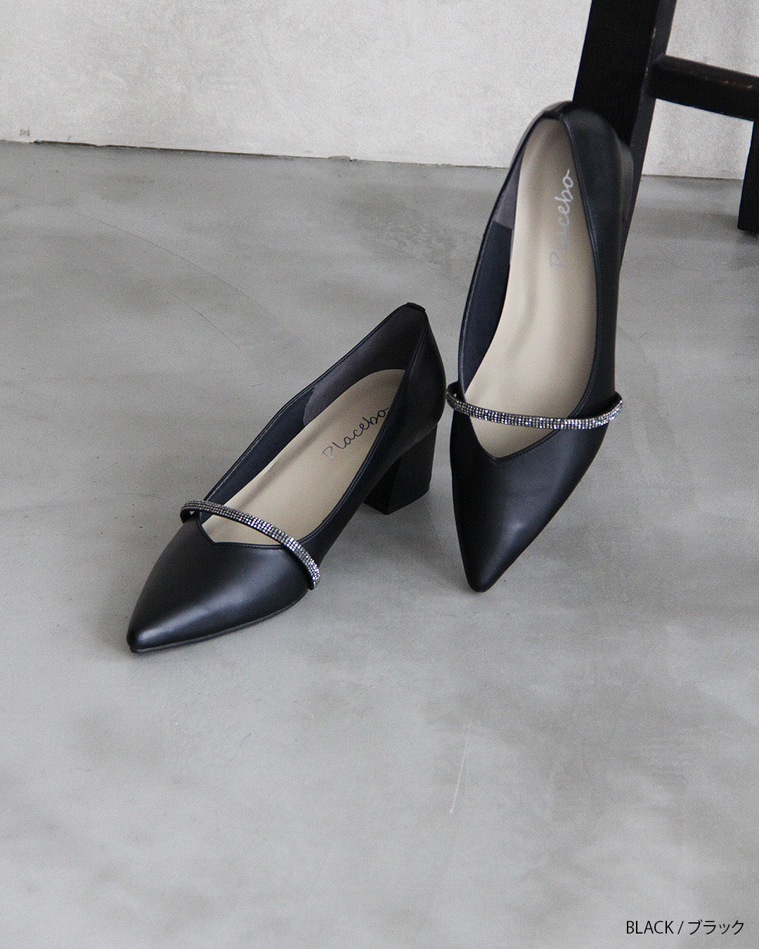 ビジューストラップ付きエナメルチャンキーヒールパンプス co227