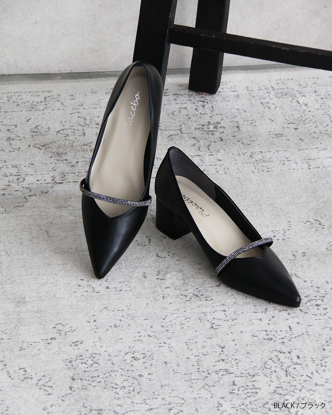 ビジューストラップ付きエナメルチャンキーヒールパンプス co227