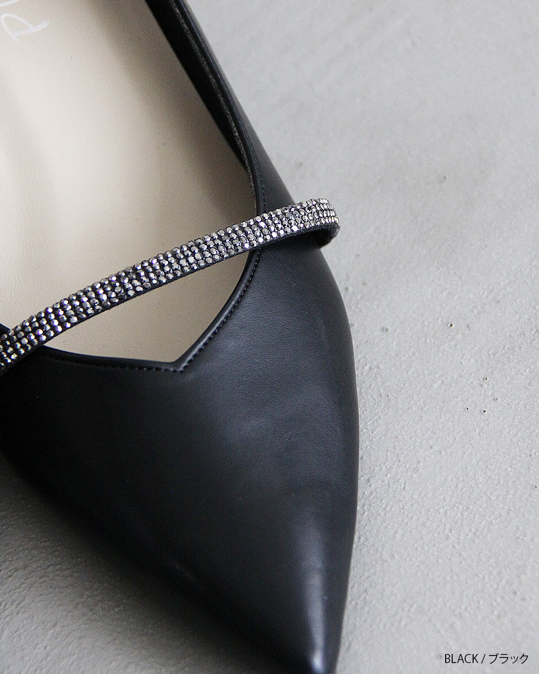 ビジューストラップ付きエナメルチャンキーヒールパンプス co227