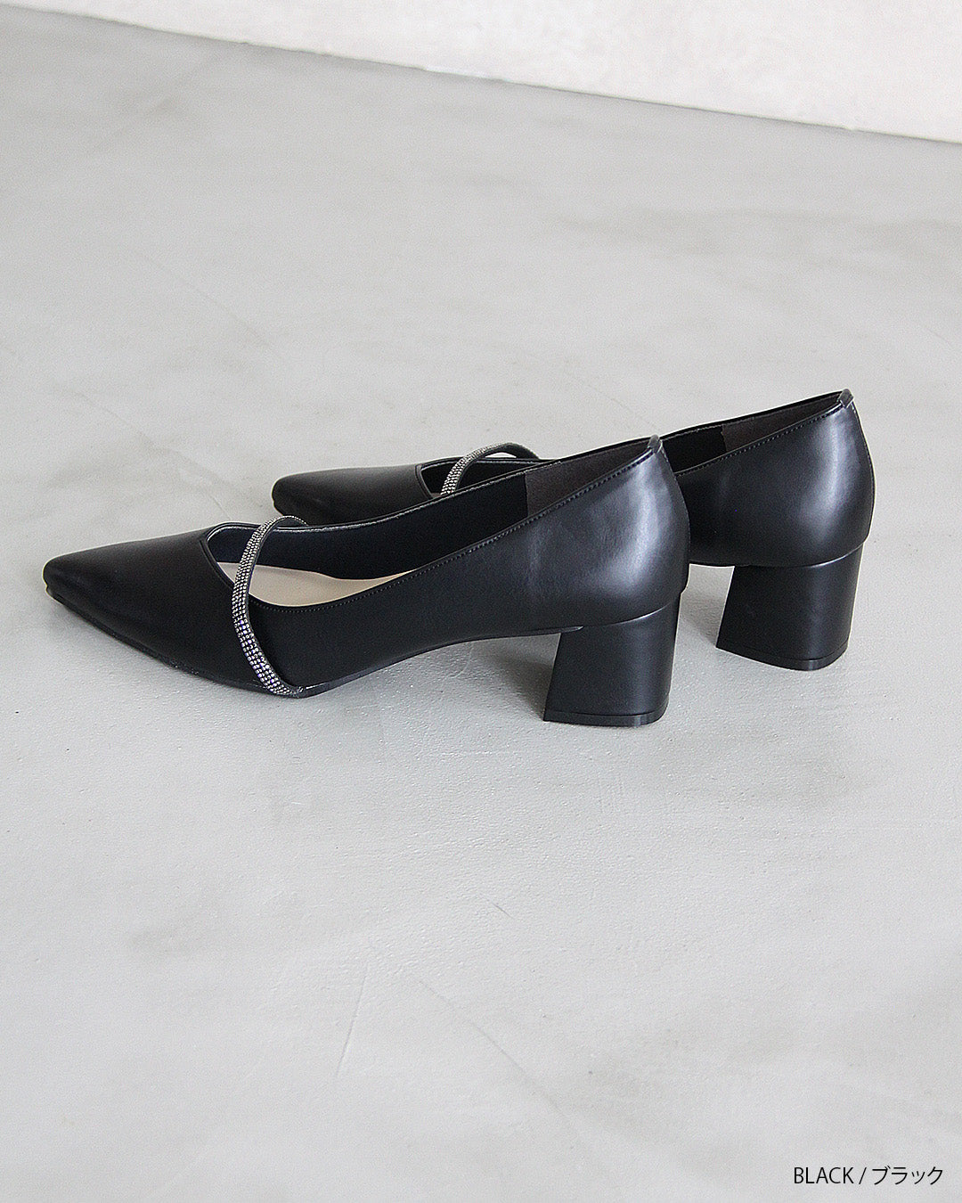 ビジューストラップ付きエナメルチャンキーヒールパンプス co227