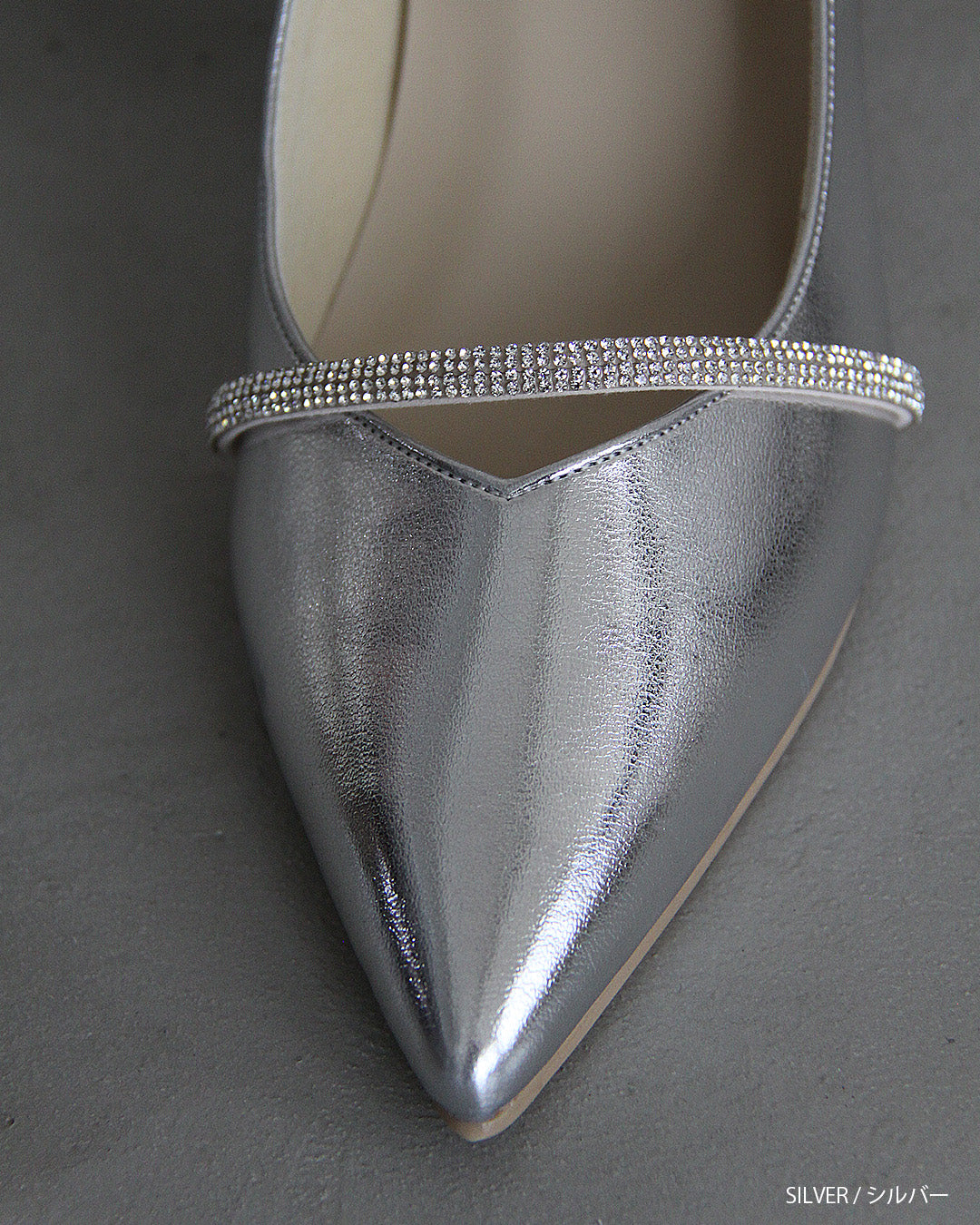 ビジューストラップ付きエナメルチャンキーヒールパンプス co227