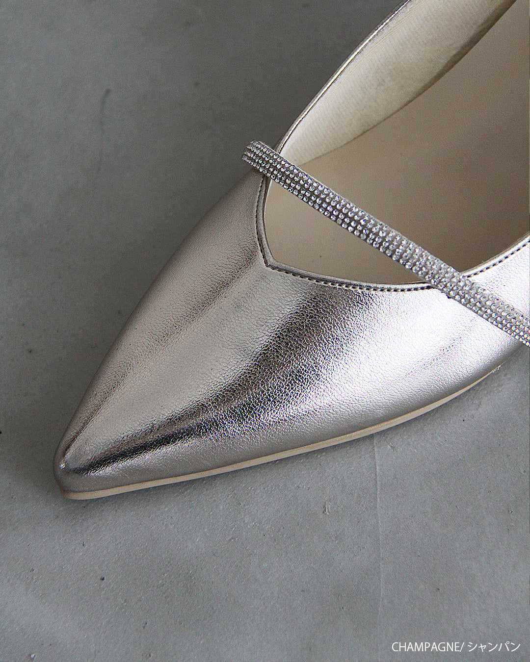 ビジューストラップ付きエナメルチャンキーヒールパンプス co227