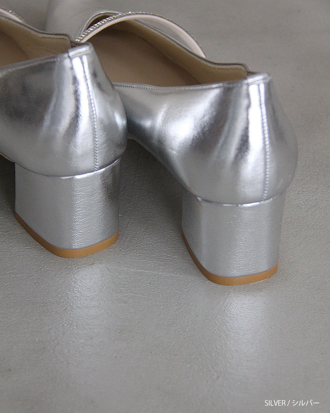 ビジューストラップ付きエナメルチャンキーヒールパンプス co227