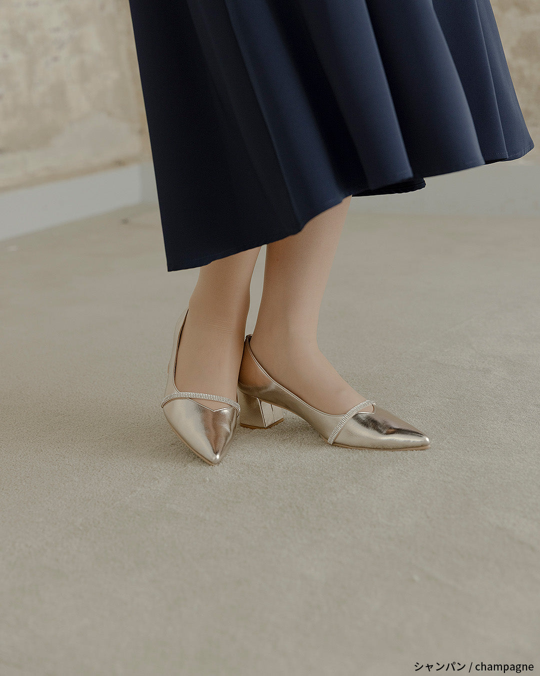 ビジューストラップ付きエナメルチャンキーヒールパンプス co227