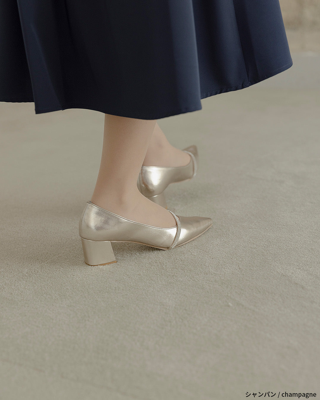 ビジューストラップ付きエナメルチャンキーヒールパンプス co227