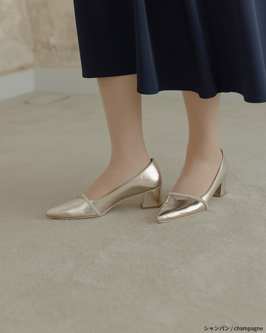 ビジューストラップ付きエナメルチャンキーヒールパンプス co227