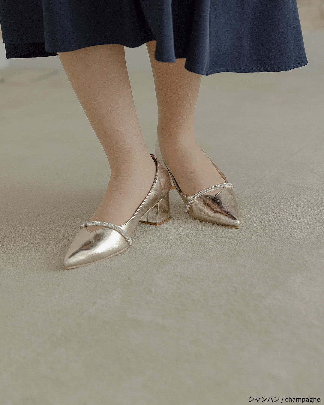 ビジューストラップ付きエナメルチャンキーヒールパンプス co227