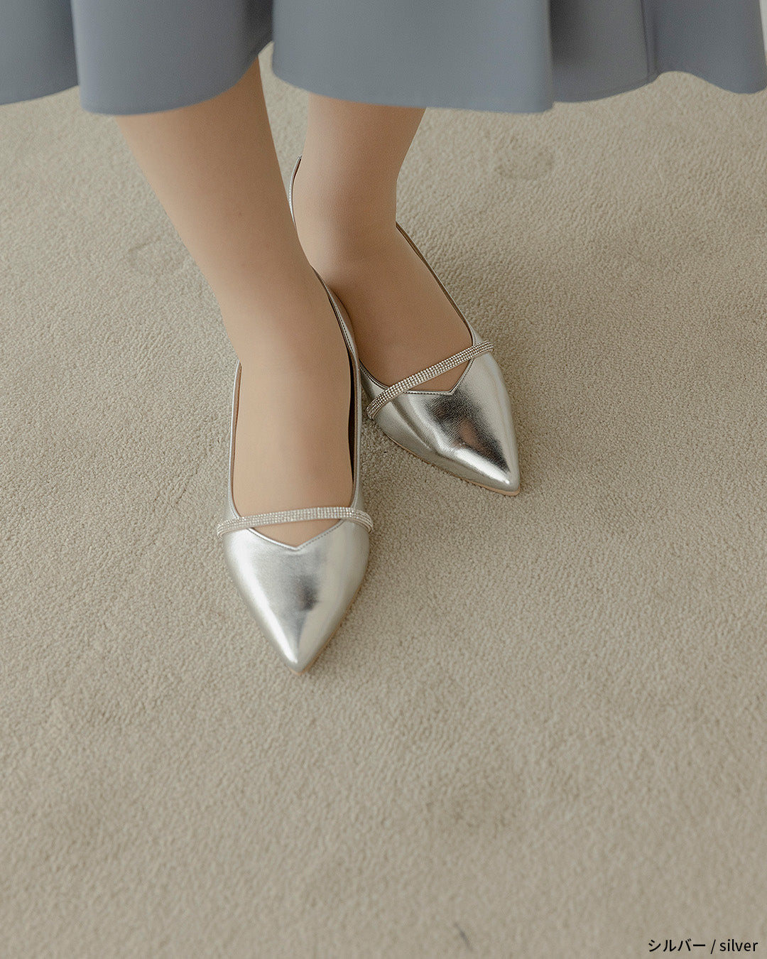 ビジューストラップ付きエナメルチャンキーヒールパンプス co227