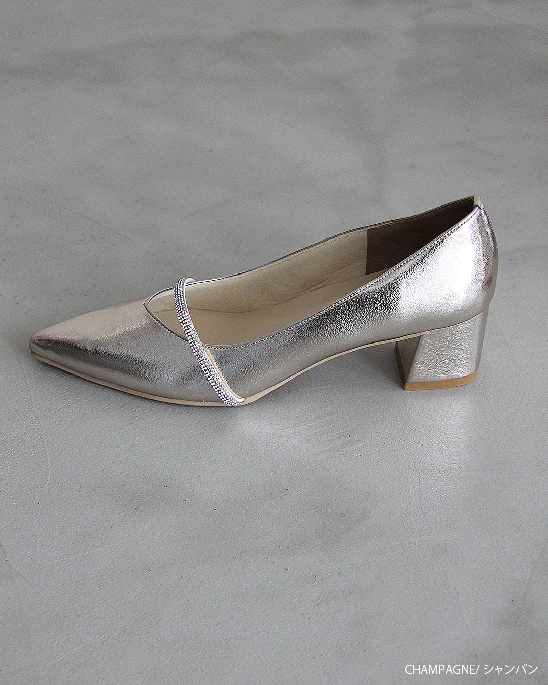 ビジューストラップ付きエナメルチャンキーヒールパンプス co227