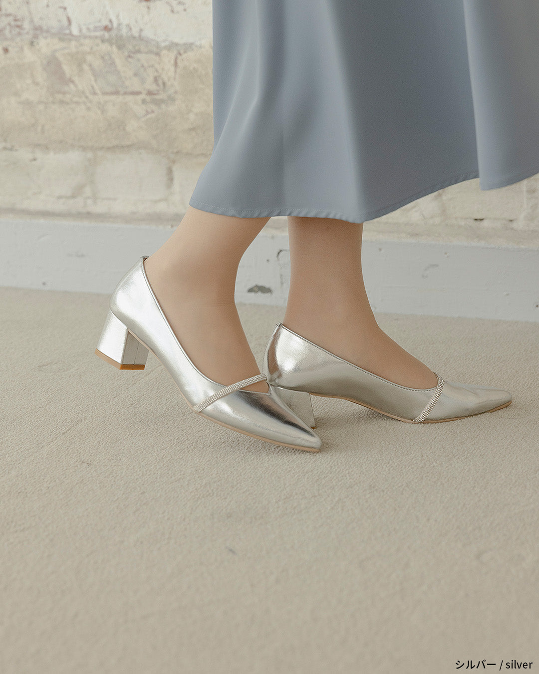 ビジューストラップ付きエナメルチャンキーヒールパンプス co227