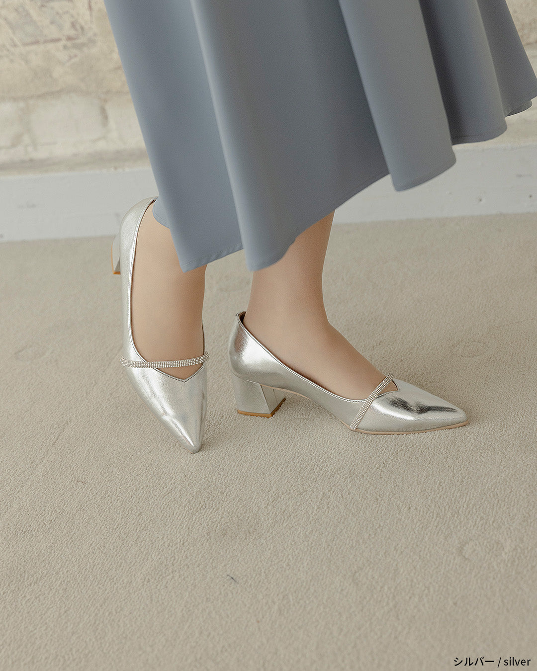 ビジューストラップ付きエナメルチャンキーヒールパンプス co227