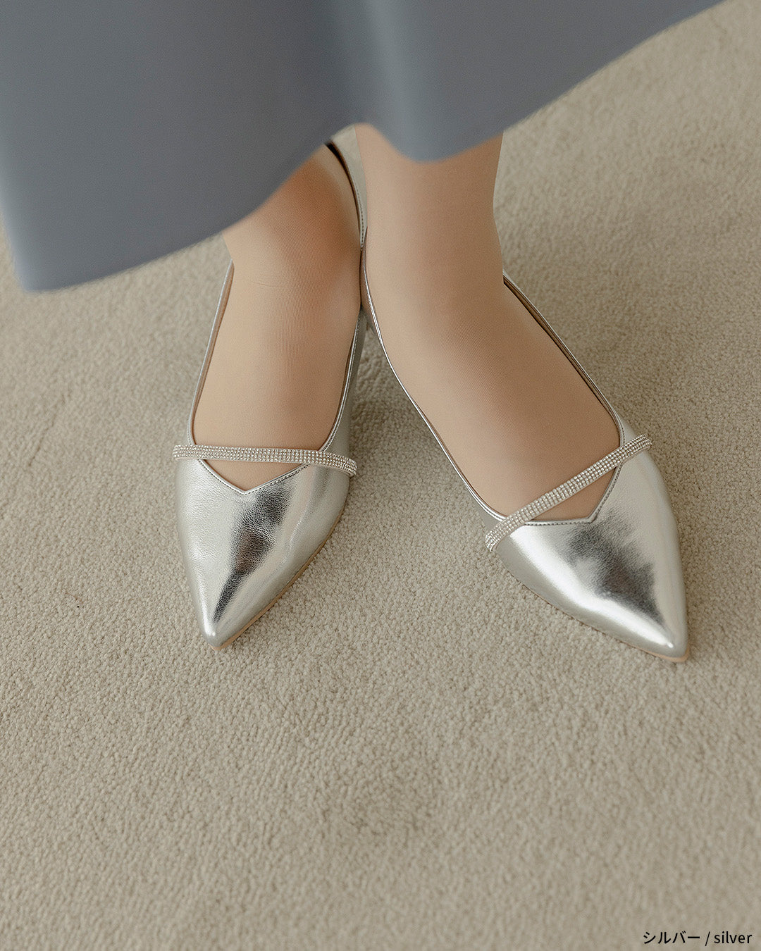 ビジューストラップ付きエナメルチャンキーヒールパンプス co227