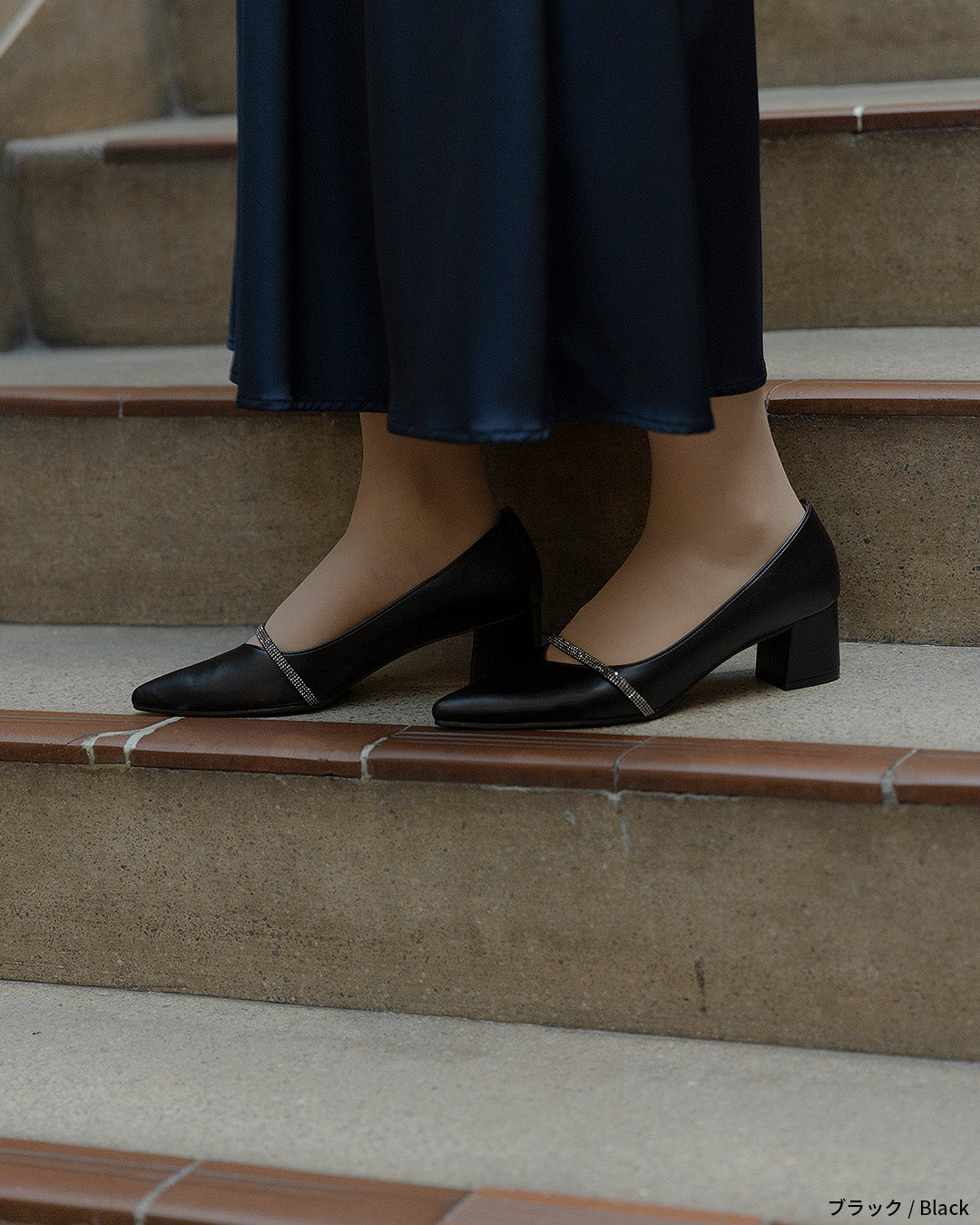 ビジューストラップ付きエナメルチャンキーヒールパンプス co227