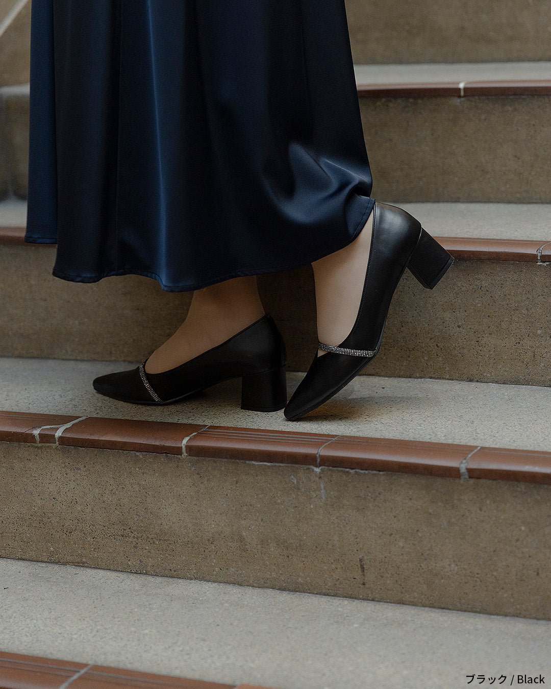 ビジューストラップ付きエナメルチャンキーヒールパンプス co227