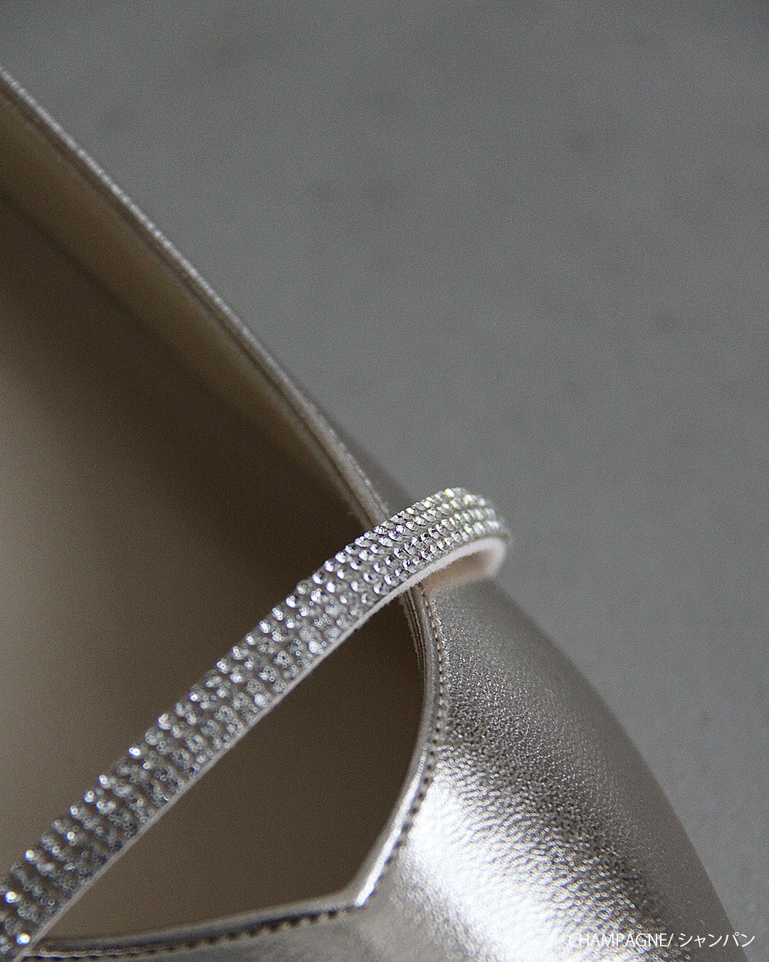 ビジューストラップ付きエナメルチャンキーヒールパンプス co227