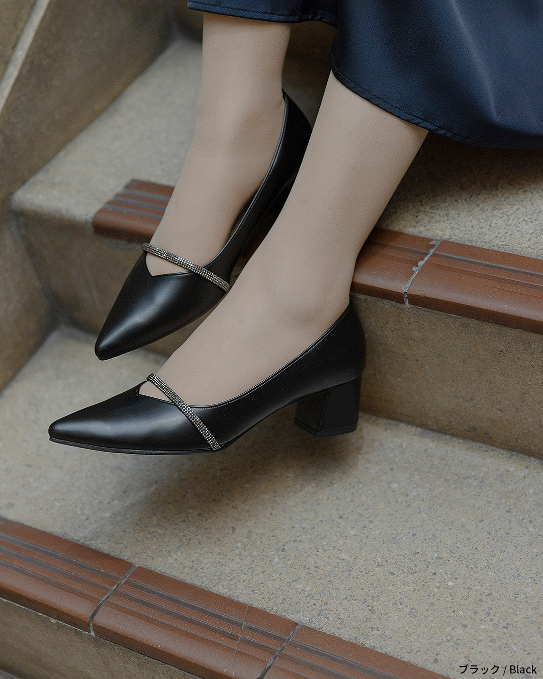 ビジューストラップ付きエナメルチャンキーヒールパンプス co227