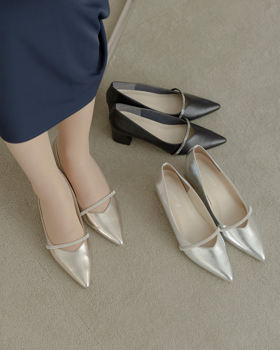 ビジューストラップ付きエナメルチャンキーヒールパンプス co227