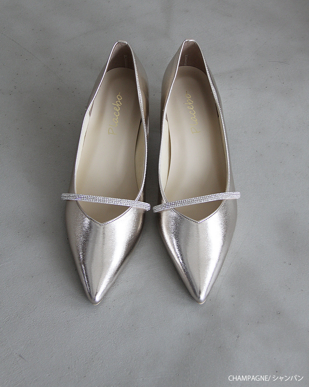 ビジューストラップ付きエナメルチャンキーヒールパンプス co227