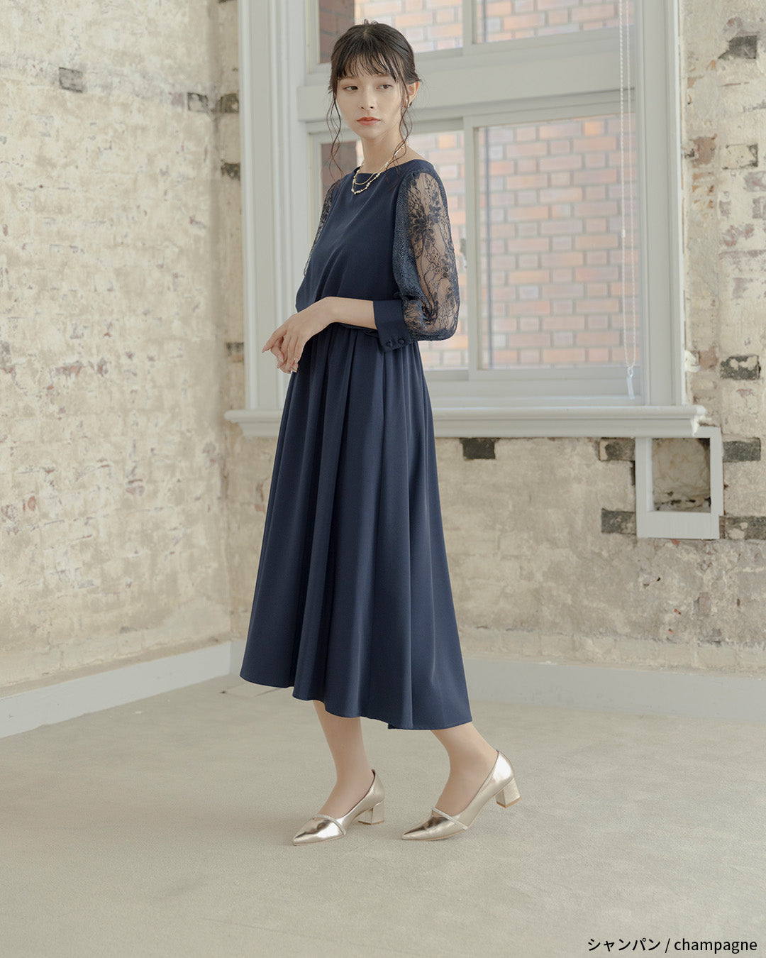 ビジューストラップ付きエナメルチャンキーヒールパンプス co227