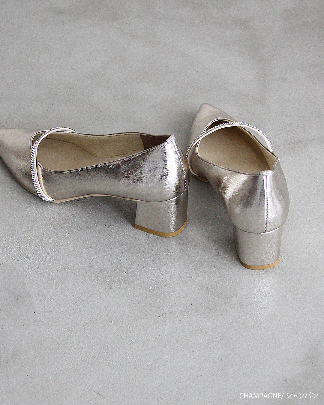 ビジューストラップ付きエナメルチャンキーヒールパンプス co227