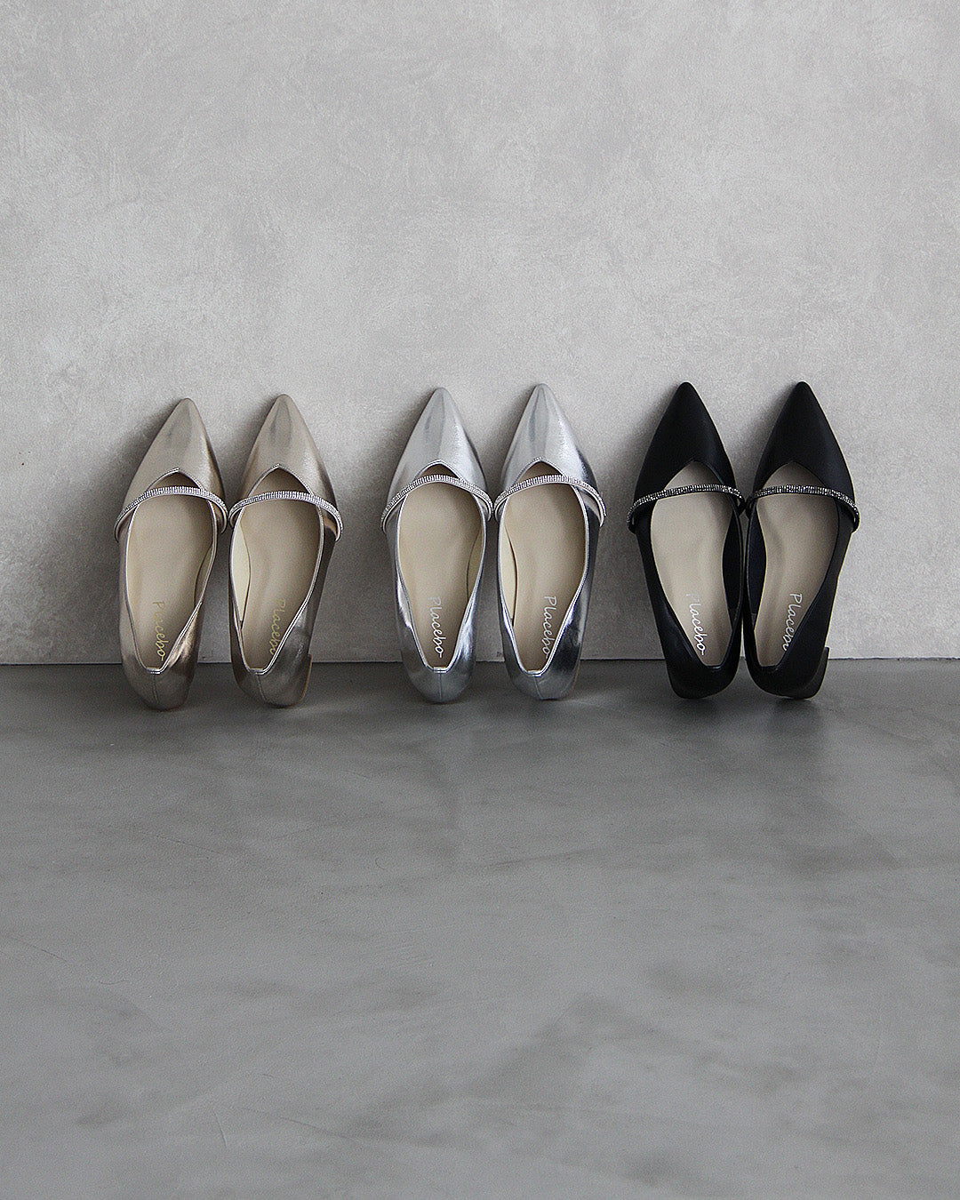 ビジューストラップ付きエナメルチャンキーヒールパンプス co227