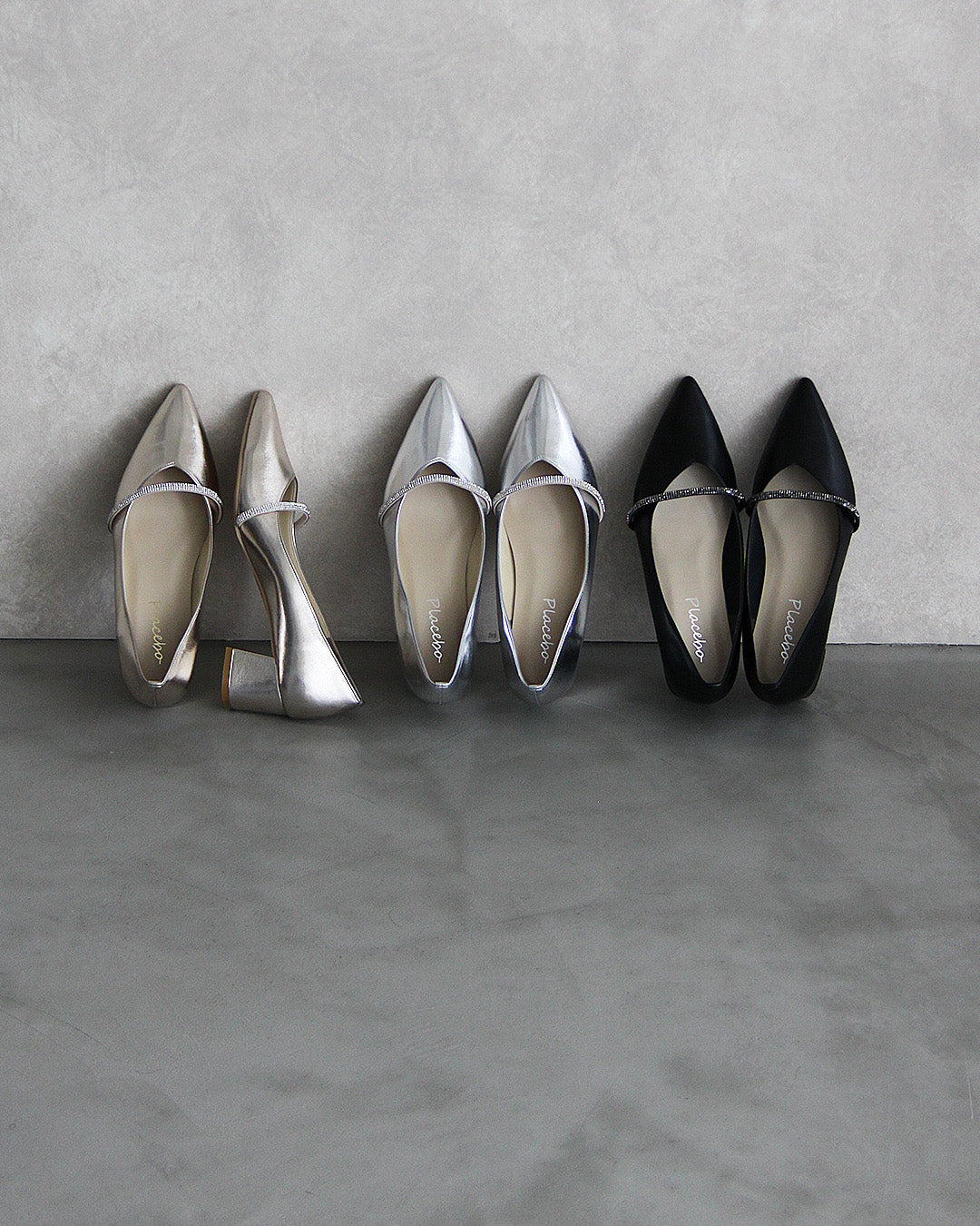 ビジューストラップ付きエナメルチャンキーヒールパンプス co227