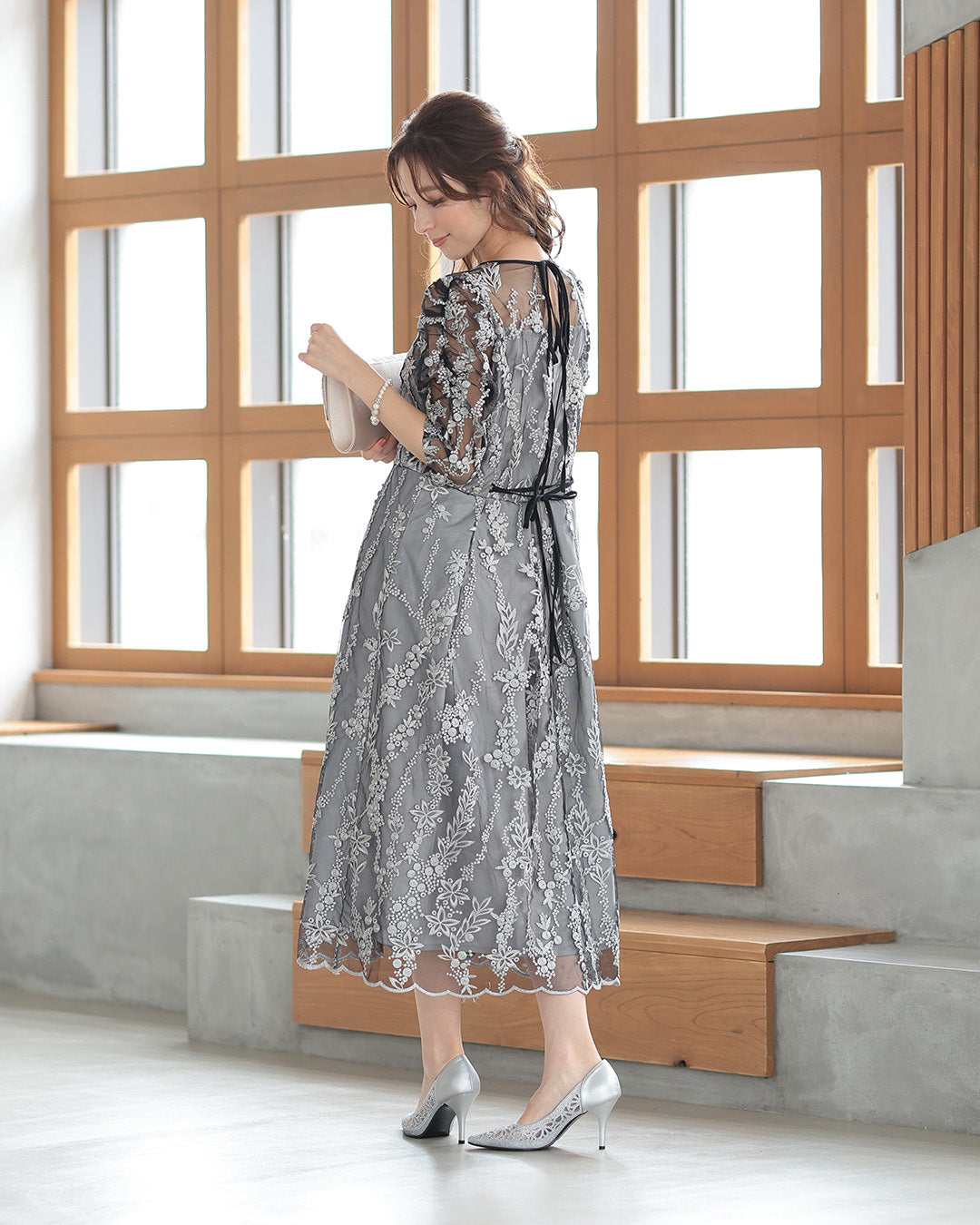 花柄刺繍ミディ丈ドレス h321156 ブラック