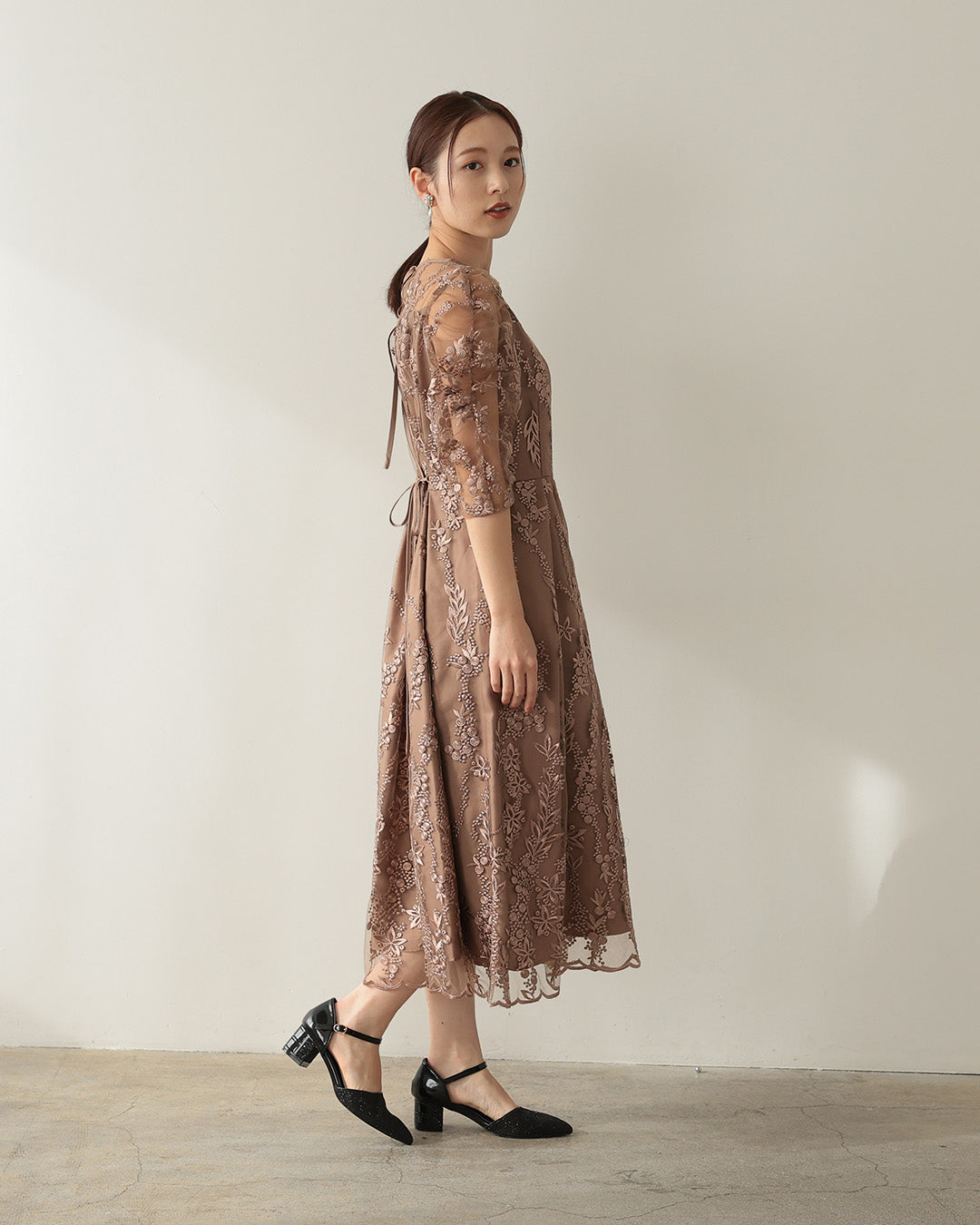 花柄刺繍ミディ丈ドレス h321156 モカブラウン