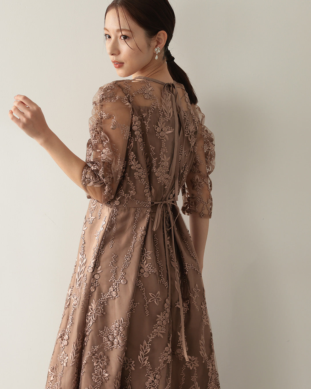 花柄刺繍ミディ丈ドレス h321156 モカブラウン