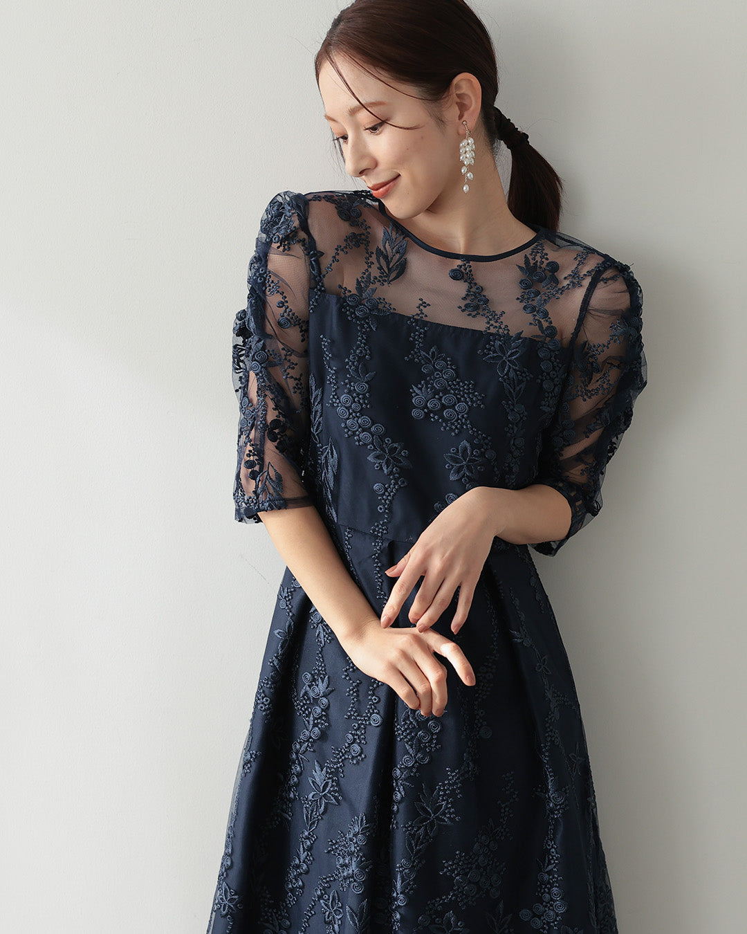 花柄刺繍ミディ丈ドレス ネイビー｜結婚式・お呼ばれ パーティードレス