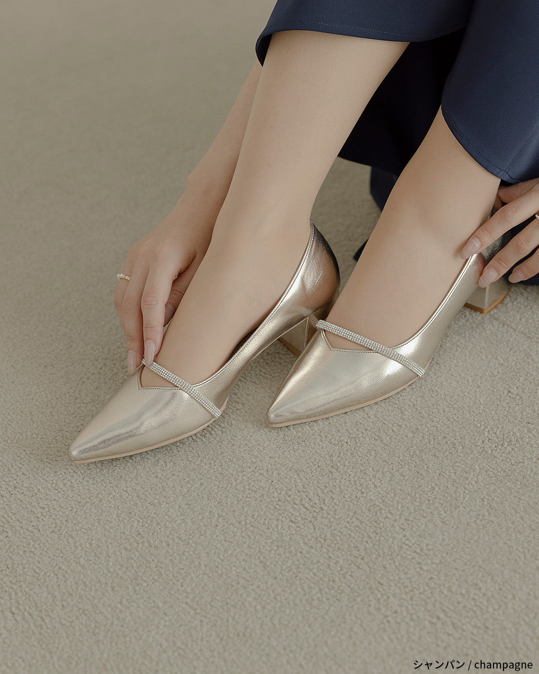 ビジューストラップ付きエナメルチャンキーヒールパンプス co227