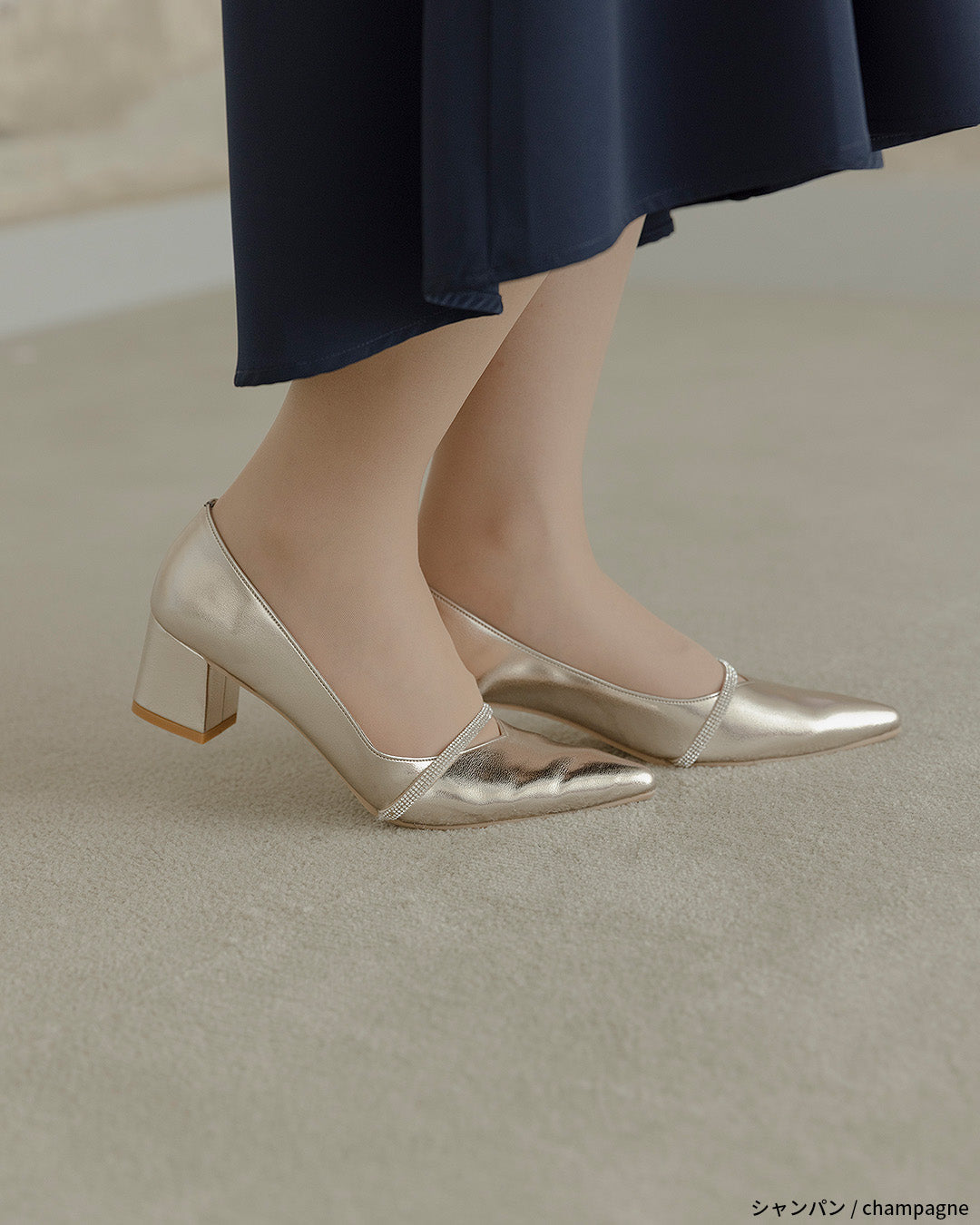 ビジューストラップ付きエナメルチャンキーヒールパンプス co227