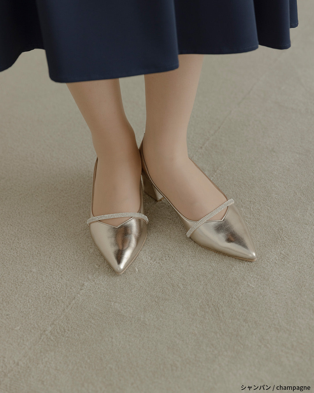 ビジューストラップ付きエナメルチャンキーヒールパンプス co227