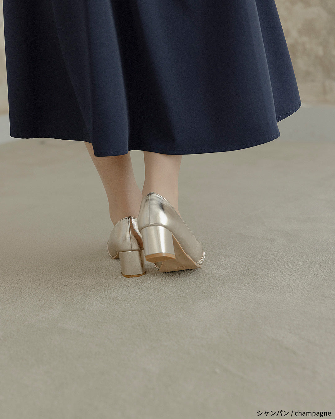 ビジューストラップ付きエナメルチャンキーヒールパンプス co227