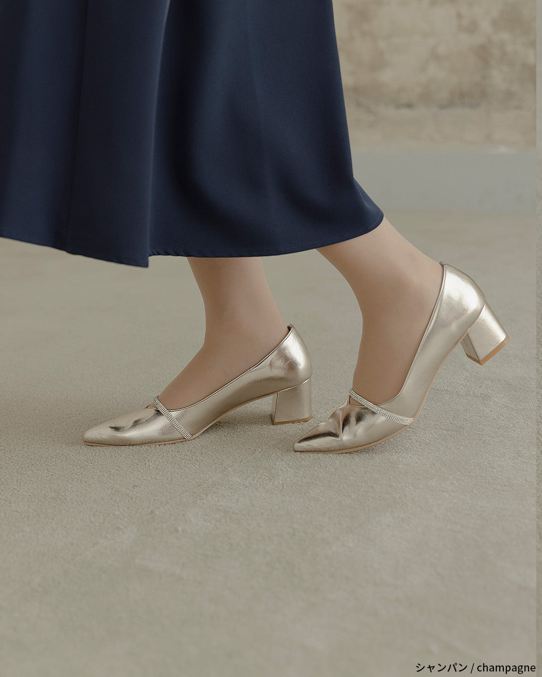 ビジューストラップ付きエナメルチャンキーヒールパンプス co227