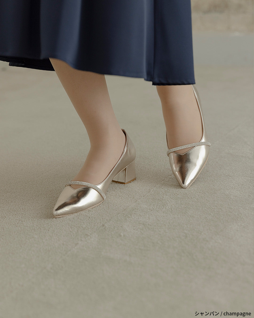 ビジューストラップ付きエナメルチャンキーヒールパンプス co227