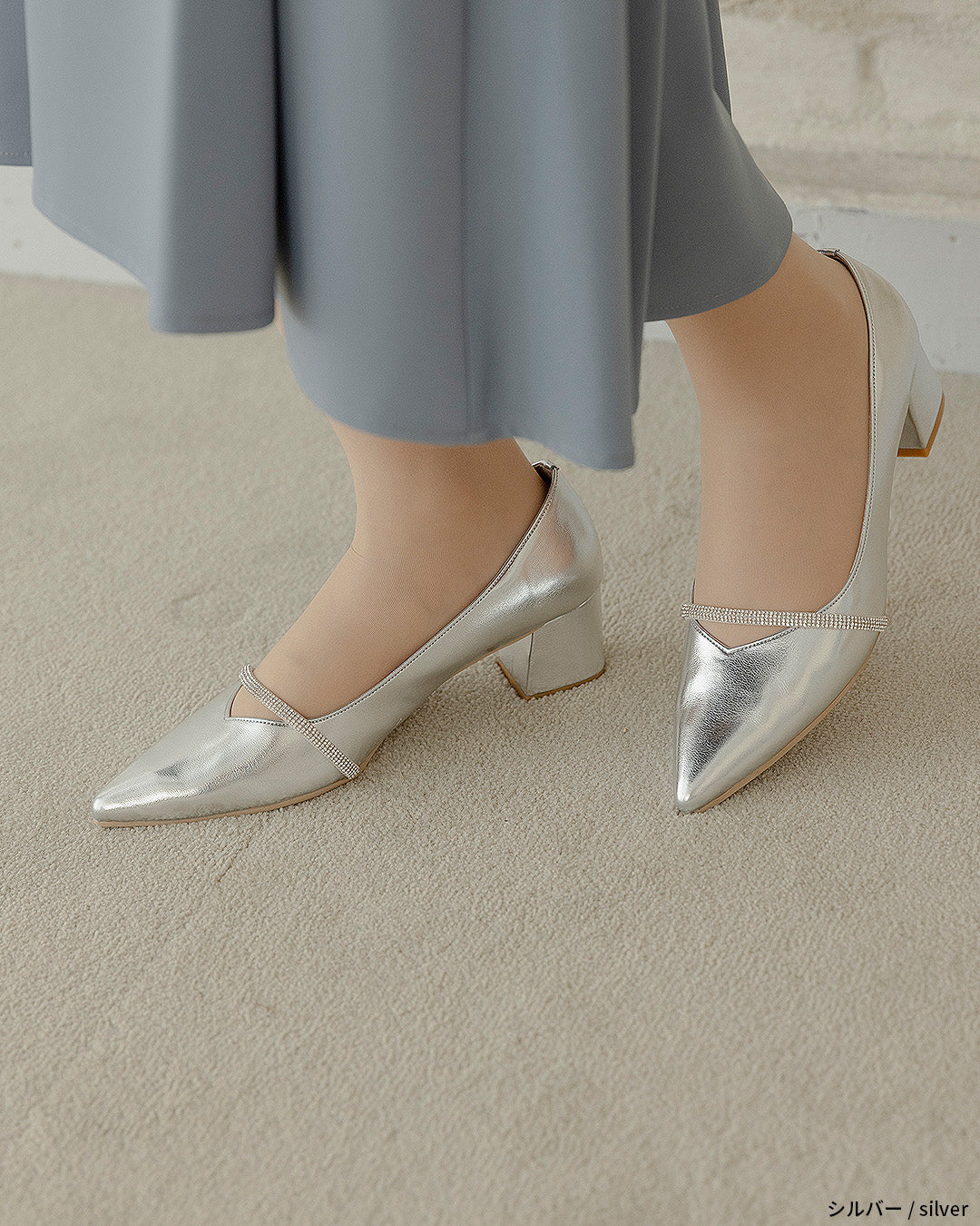 ビジューストラップ付きエナメルチャンキーヒールパンプス co227