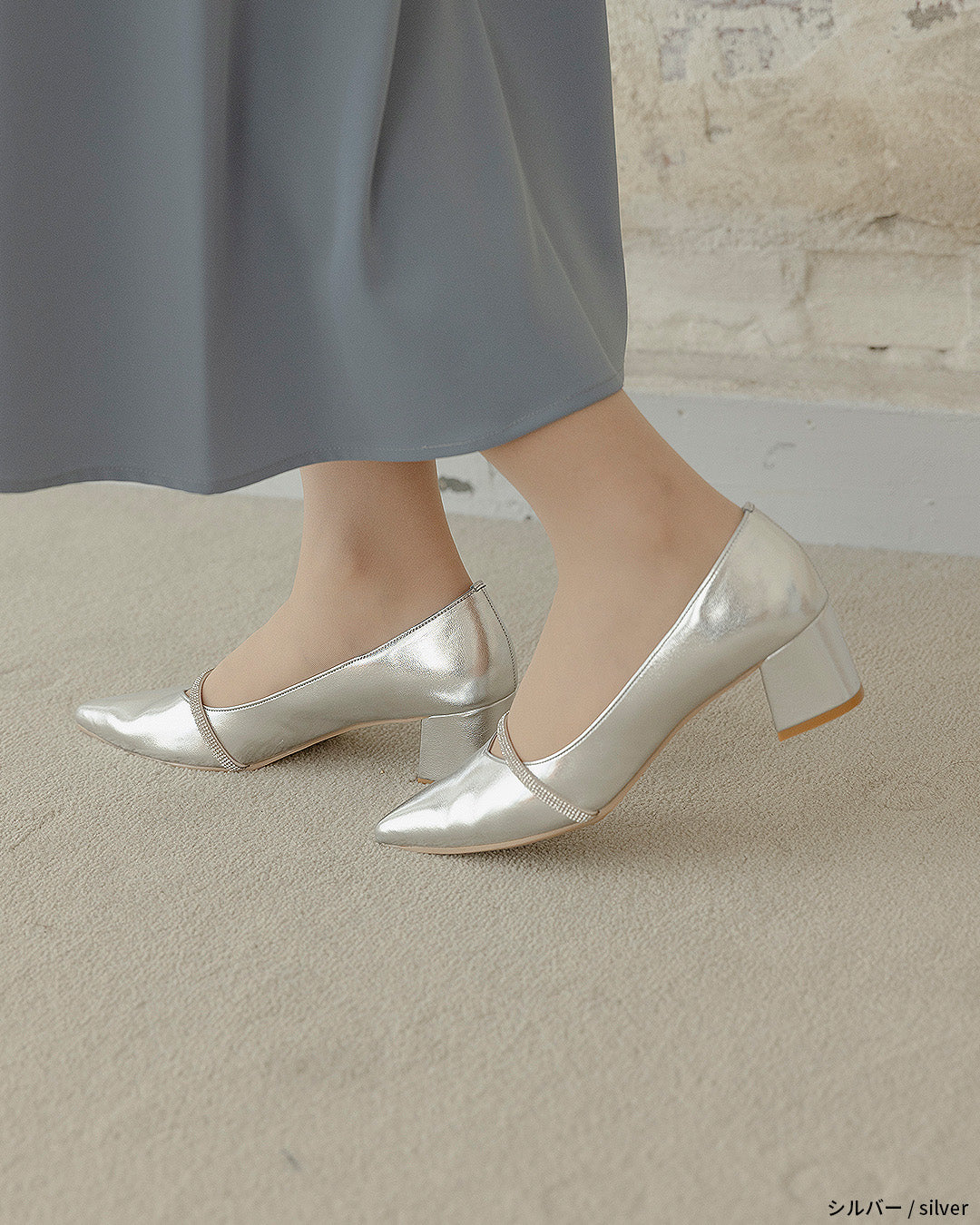 ビジューストラップ付きエナメルチャンキーヒールパンプス co227