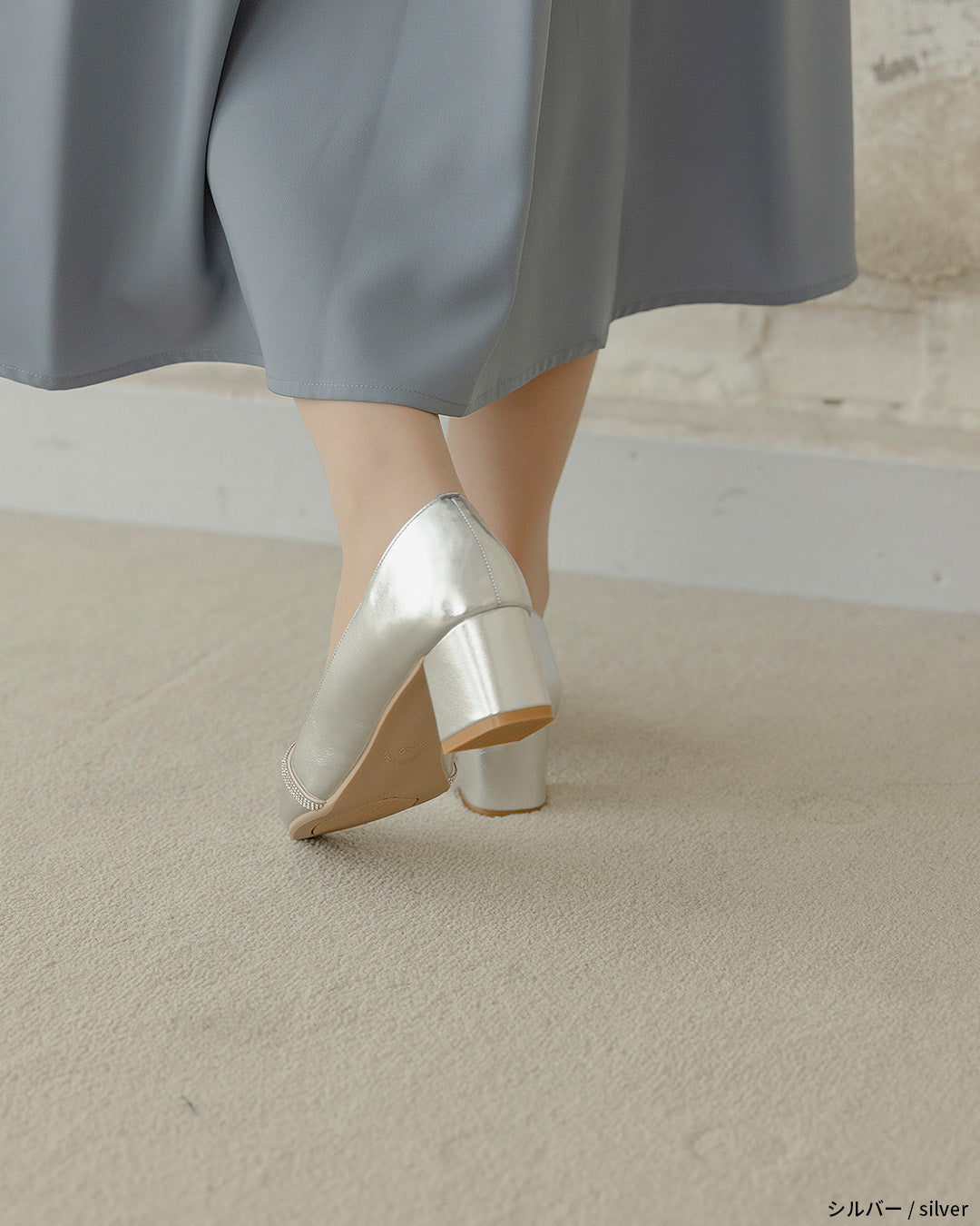 ビジューストラップ付きエナメルチャンキーヒールパンプス co227