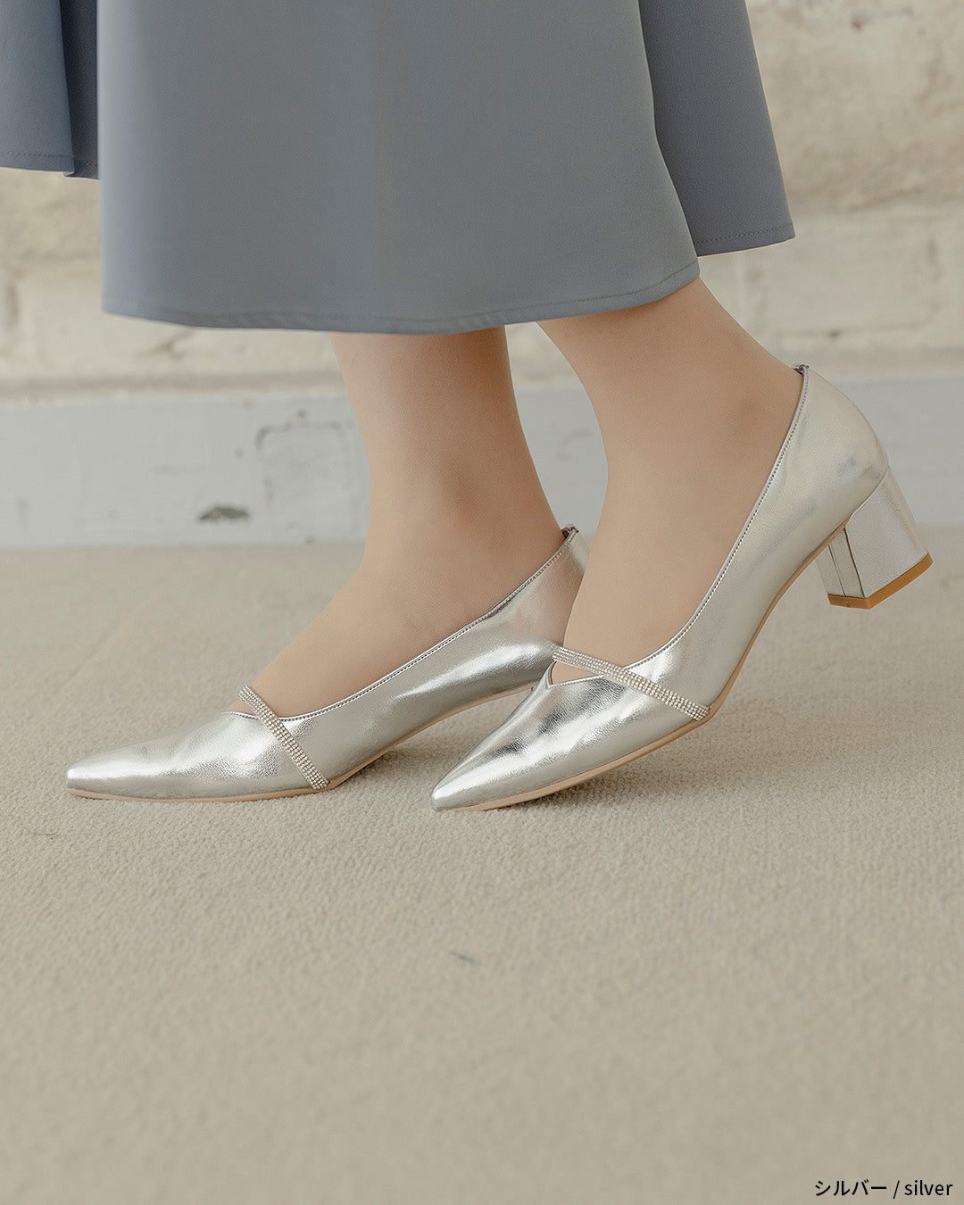 ビジューストラップ付きエナメルチャンキーヒールパンプス co227