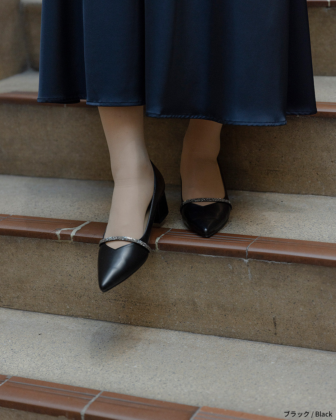 ビジューストラップ付きエナメルチャンキーヒールパンプス co227