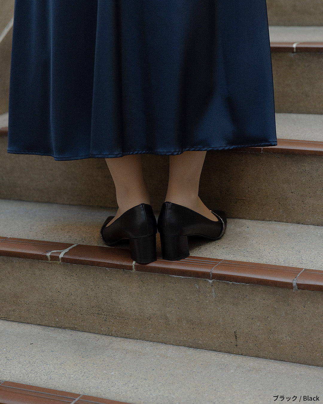 ビジューストラップ付きエナメルチャンキーヒールパンプス co227