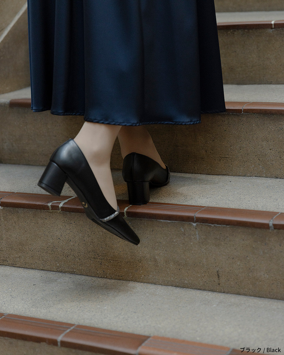 ビジューストラップ付きエナメルチャンキーヒールパンプス co227