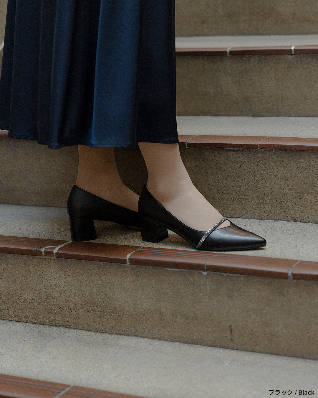 ビジューストラップ付きエナメルチャンキーヒールパンプス co227