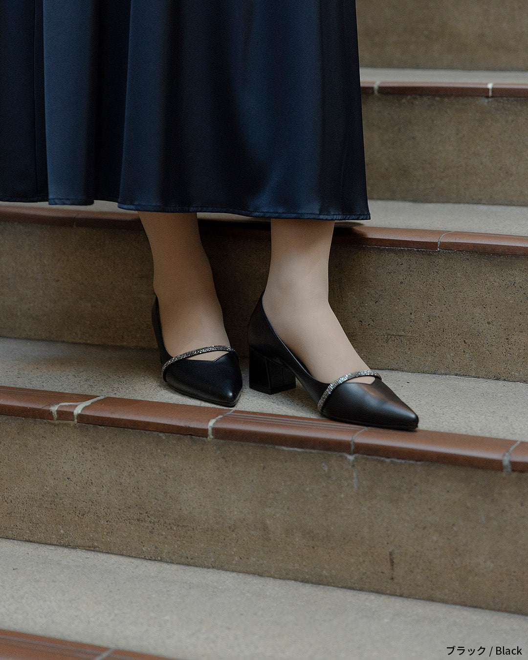 ビジューストラップ付きエナメルチャンキーヒールパンプス co227