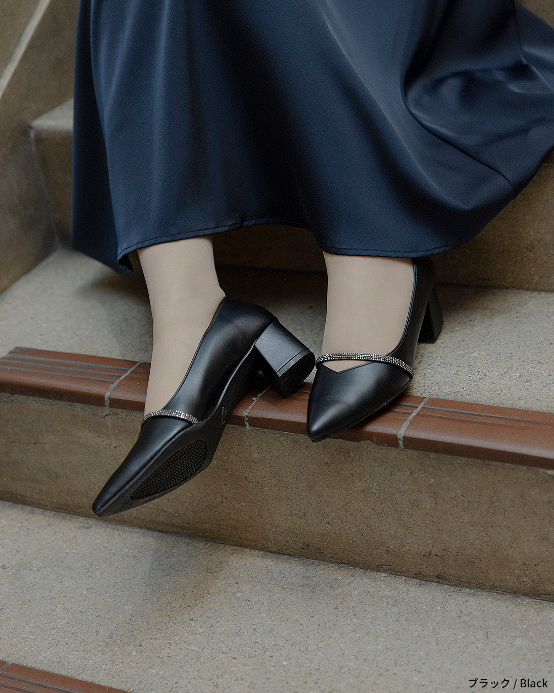 ビジューストラップ付きエナメルチャンキーヒールパンプス co227