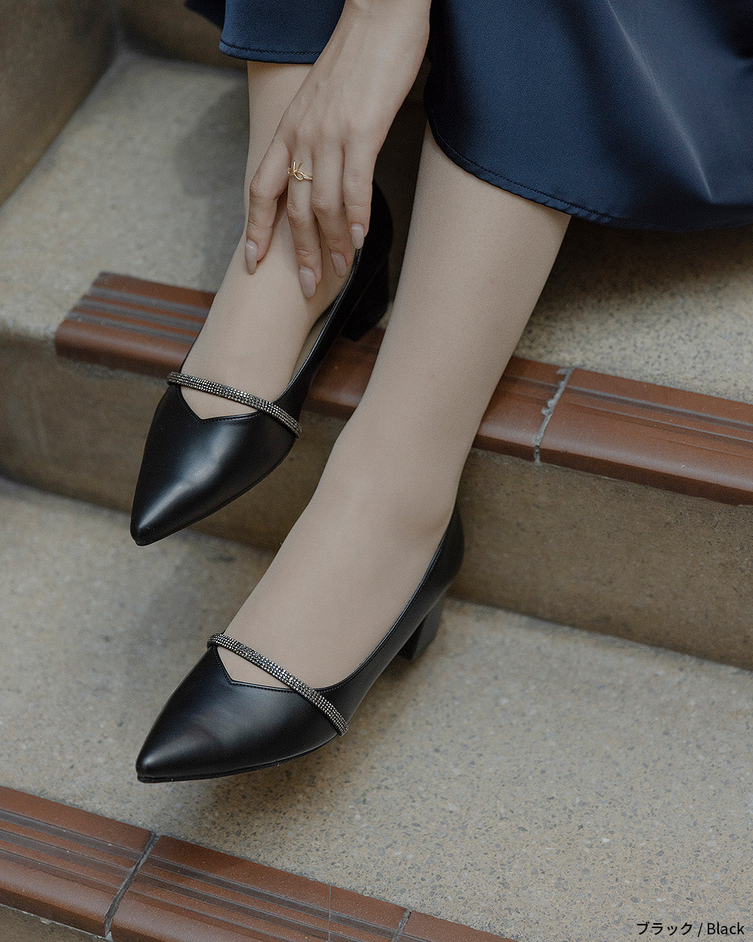 ビジューストラップ付きエナメルチャンキーヒールパンプス co227